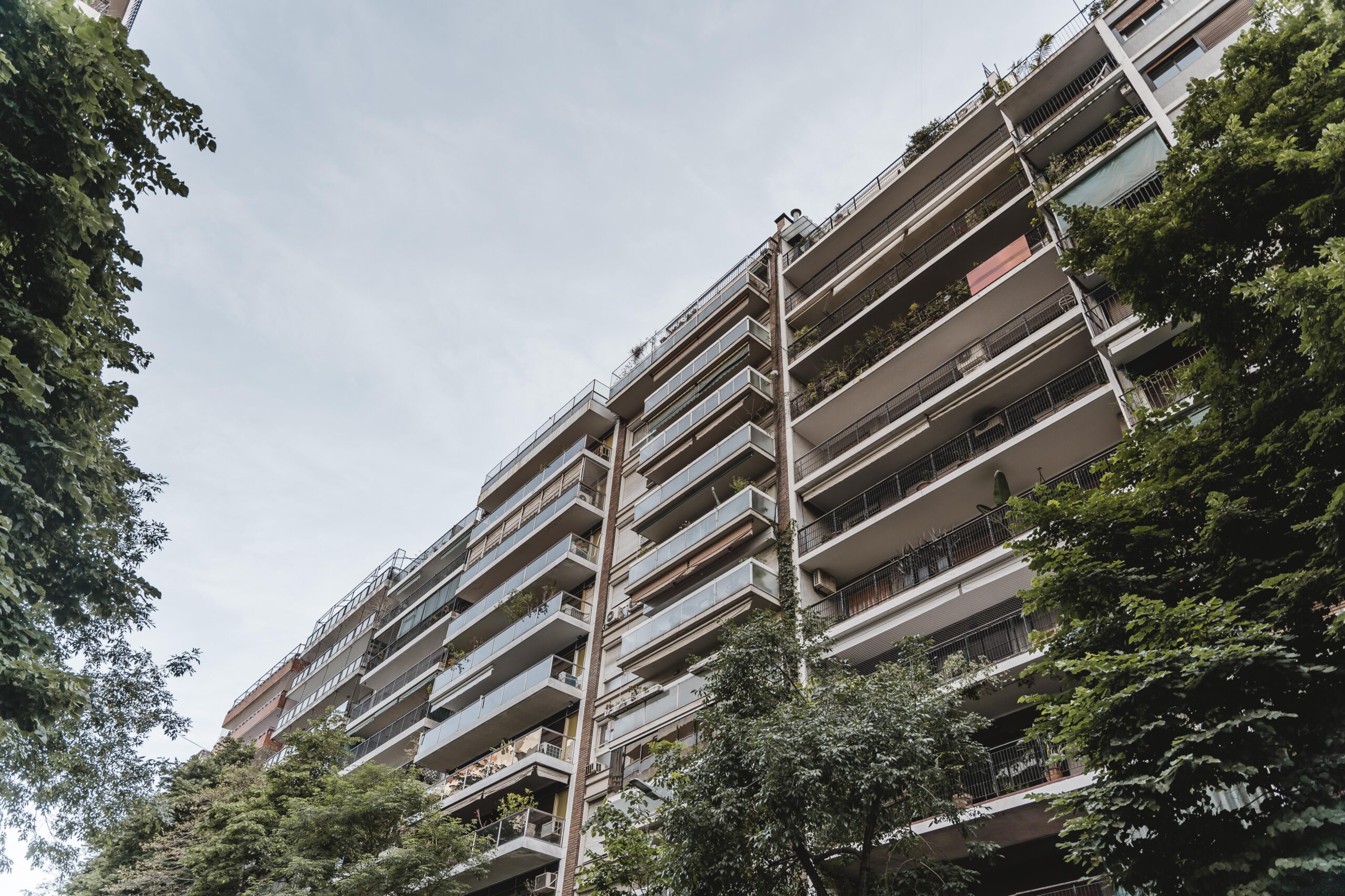 predio-de-apartamentos-na-cidade-com-vegetacao